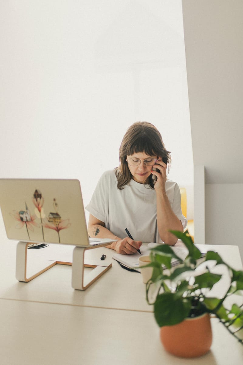 Personne au téléphone prenant des notes — bureau privé de l'Espace Ko