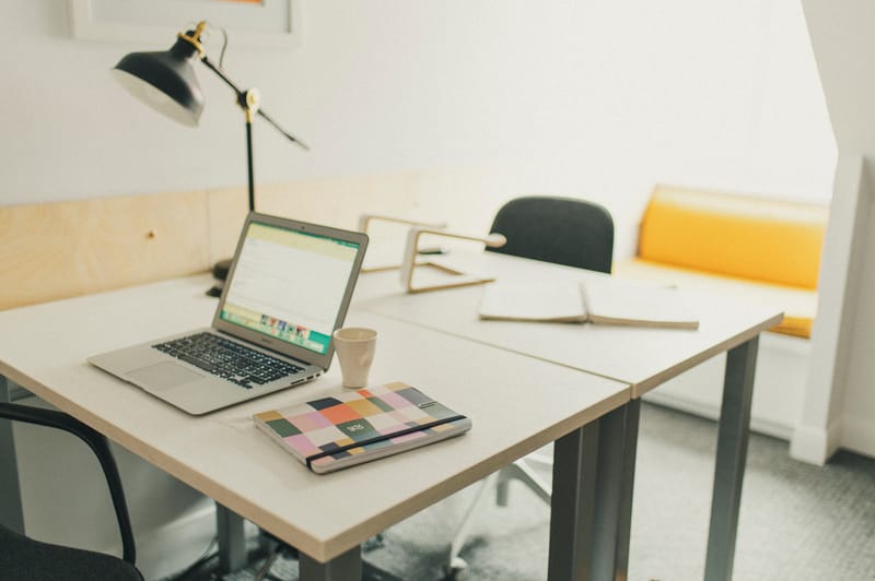 Bureau privé avec lampe noire et banc jaune en arrière-plan